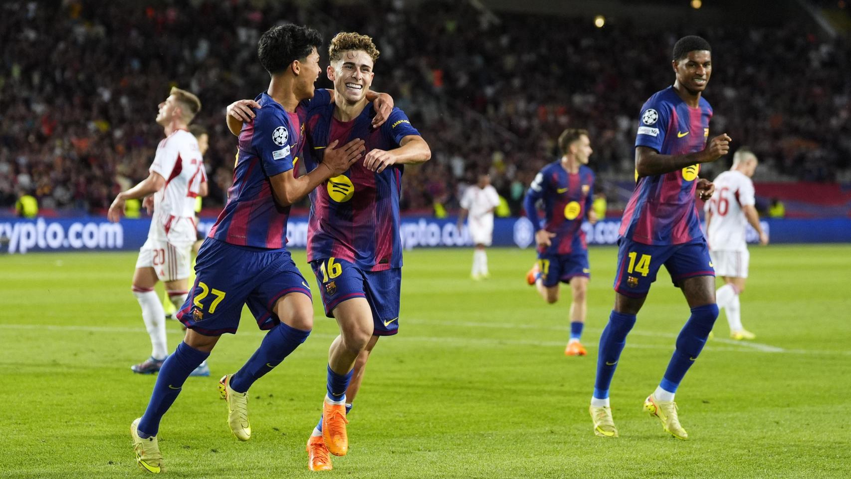 Fermín López celebra con Dro su segundo gol en el partido.
