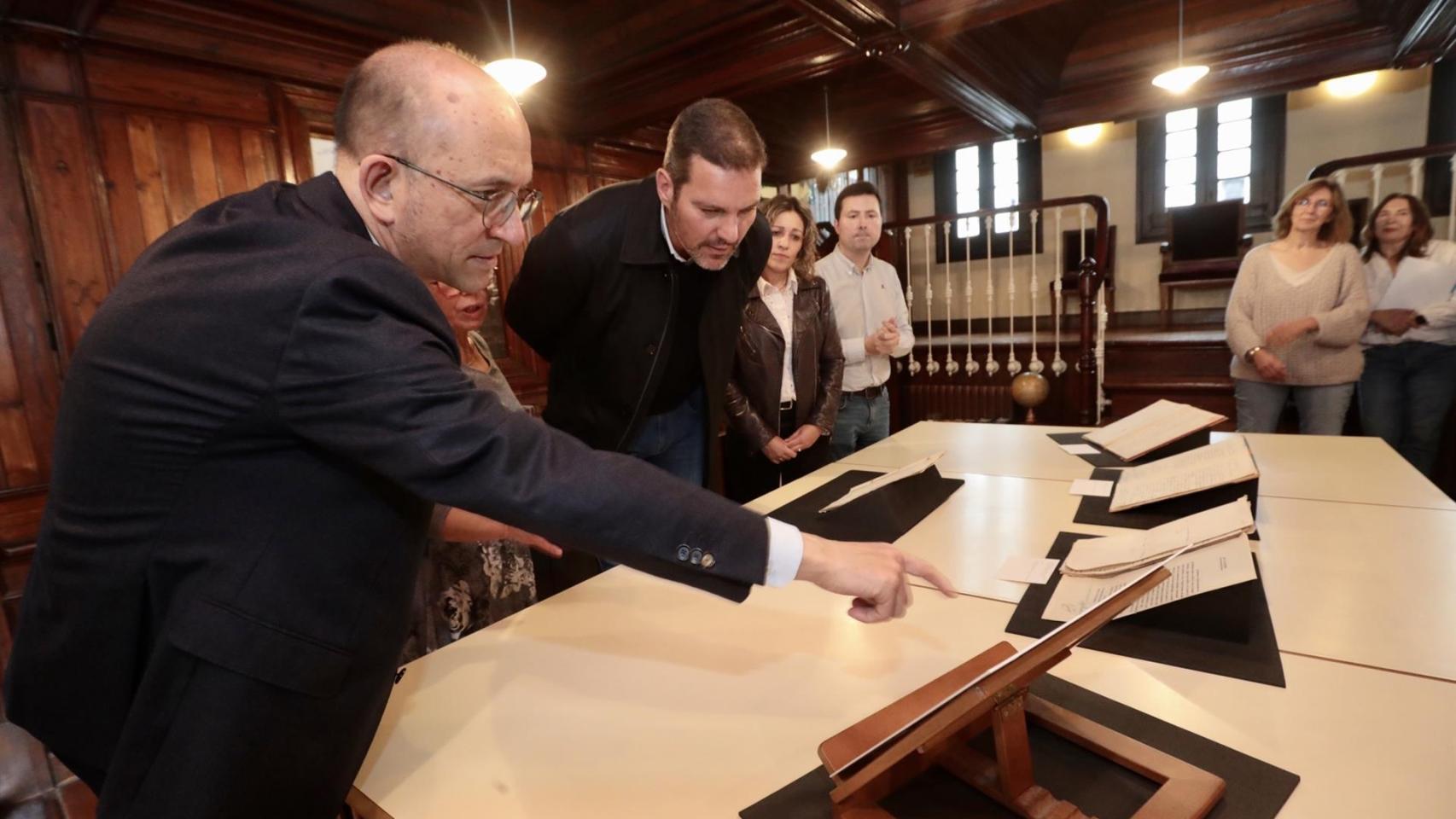 El conselleiro de Cultura, Lingua e Xuventude, José López Campos, durante su visita al Archivo Histórico Provincial de Pontevedra.