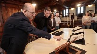 El conselleiro de Cultura, Lingua e Xuventude, José López Campos, durante su visita al Archivo Histórico Provincial de Pontevedra.