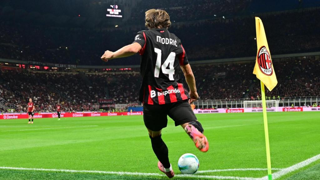 Luka Modric ejecuta un saque de esquina.