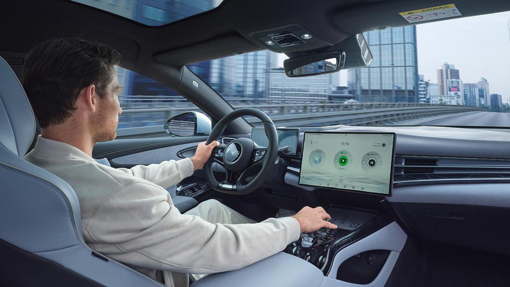 En el salpicadero está presente una pantalla táctil multimedia de 15,6” que rota eléctricamente para lograr una experiencia de conducción más sencilla y agradable.