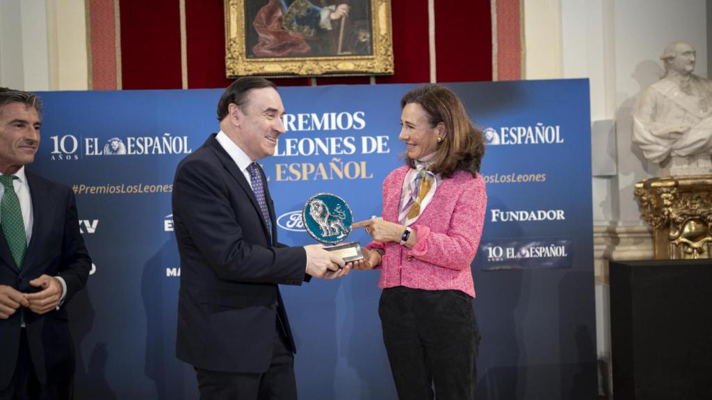 Pedro J. Ramírez, presidente ejecutivo y director de EL ESPAÑOL, entrega el premio a Ana Botín, presidenta del Santander.