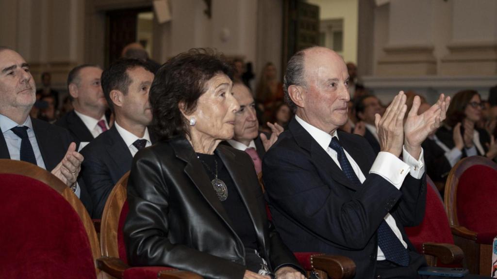 Paloma O’Shea y Guillermo Morenés, madre y marido de Ana Botín, durante el acto de entrega del galardón.