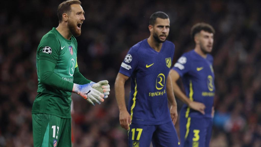Oblak se enfada con sus compañeros durante el partido ante el Arsenal.