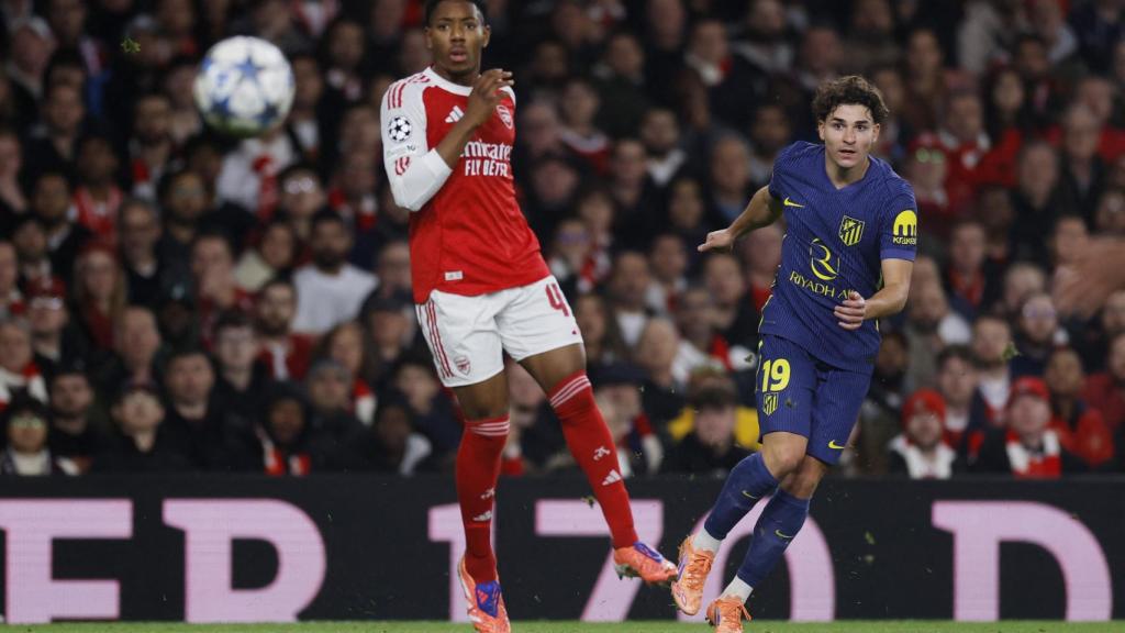 Julián Álvarez trata de batir a Raya.