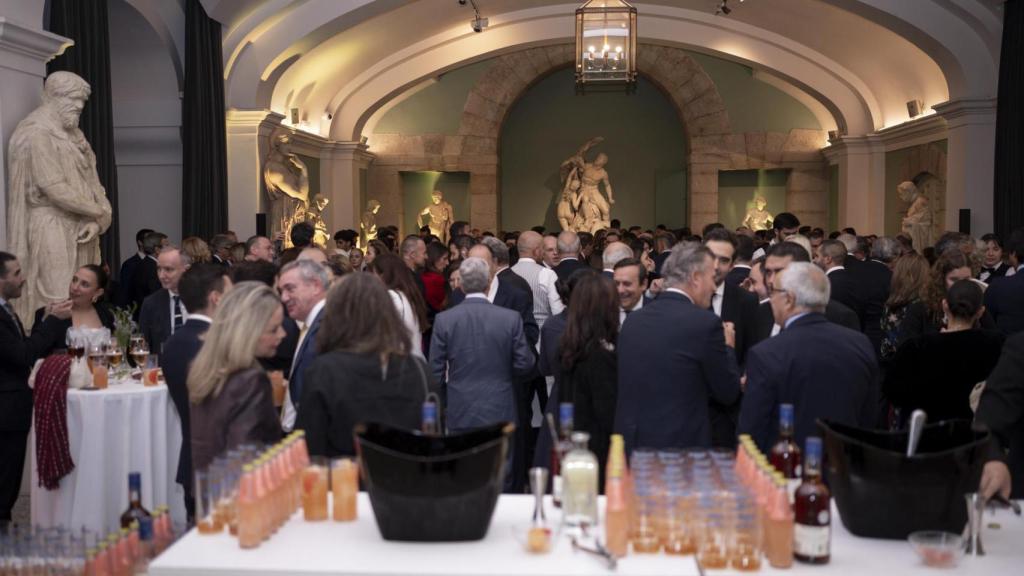 Los grandes temas de la economía pasaron por los corrillos del cóctel de EL ESPAÑOL