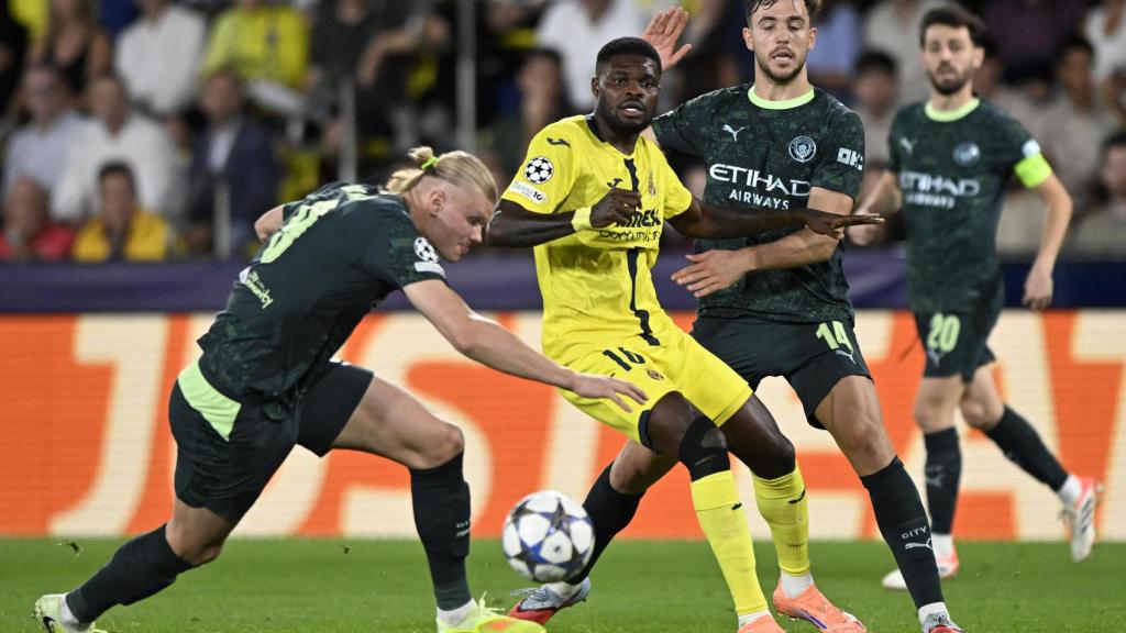 Haaland se lleva el balón ante la defensa del Villarreal.