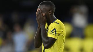 Nicolás Pépé se lamenta por una acción.