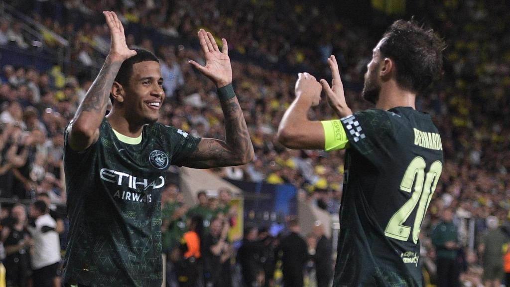 Bernardo Silva y Savinho celebran el gol del City ante el Villarreal.