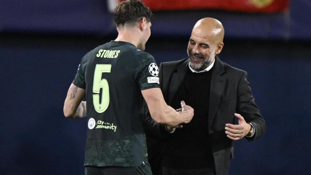 Guardiola felicita a Stones.