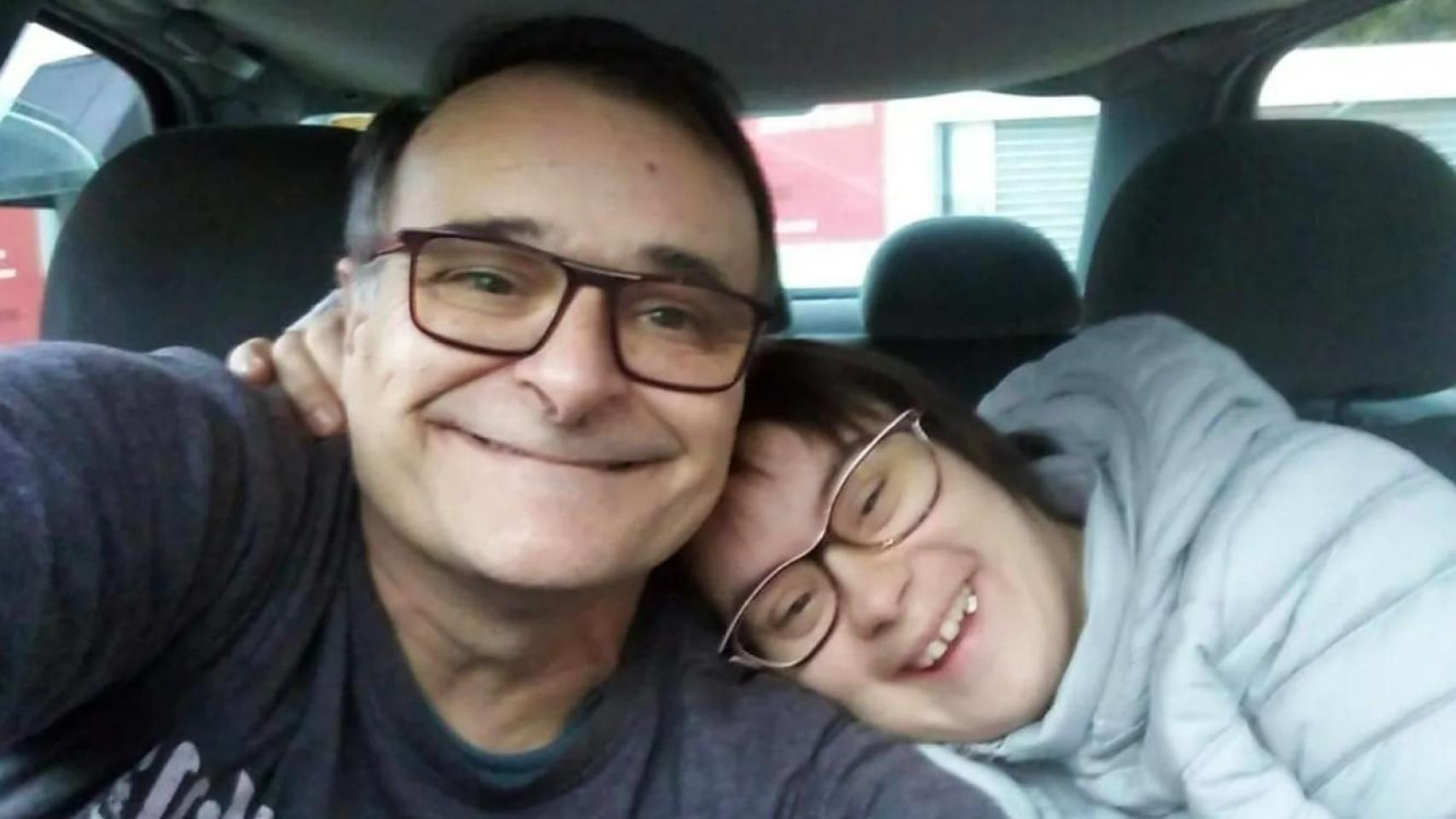 Imagen de Javier, junto a su hija, también fallecida, difundida por su familia durante los primeros días tras la dana. EE