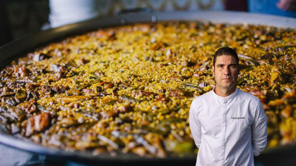 El chef y formador Luis Arrufat, y una paella valenciana.