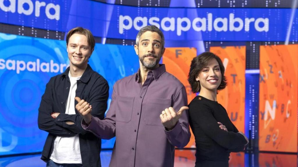 Roberto Leal, presentador de 'Pasapalabra', junto a Manu Pascual y Rosa Rodríguez.