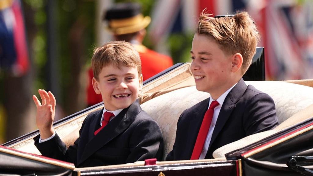 El príncipe Louis junto a su hermano, George, en la coronación de Carlos III.