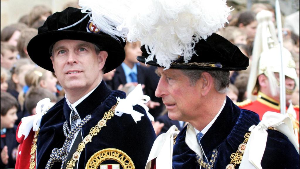 El príncipe Andrés y Carlos III, en una imagen de archivo.