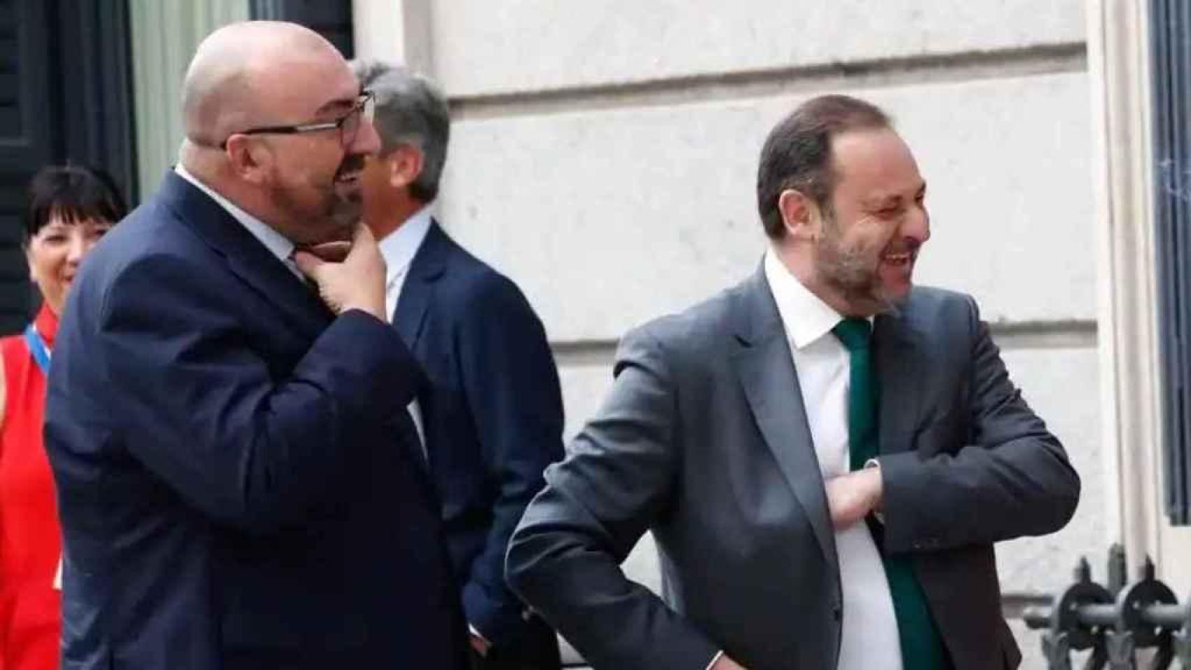 El exdirigente del PSOE y exministro José Luis Ábalos, junto a Koldo García, en el patio del Congreso.