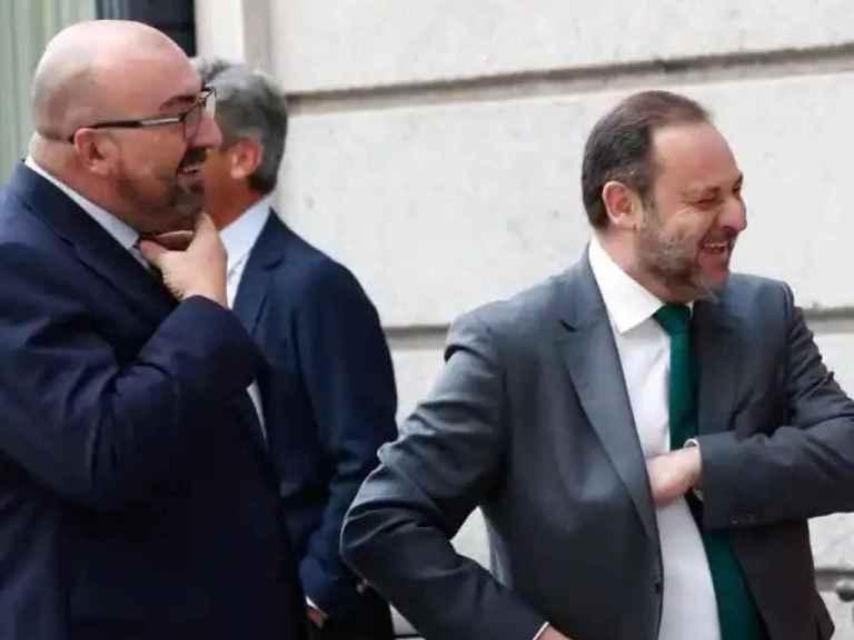 el exdirigente del PSOE y exministro José Luis Ábalos, junto a Koldo García, en el patio del Congreso.