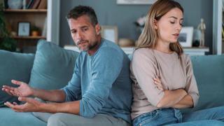 Imagen de archivo de una pareja discutiendo.