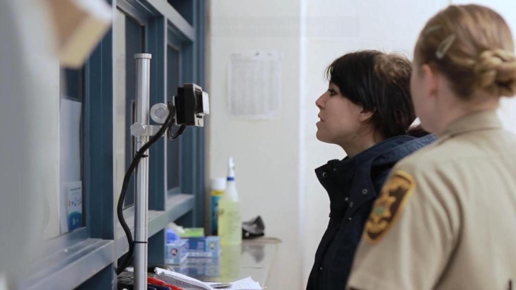 Escaneo del iris durante una detención en un vídeo explicativo de BI2