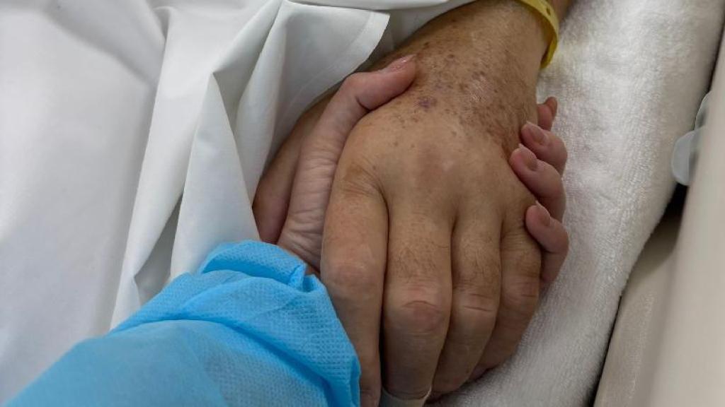 Sara Serradilla acompañando a su padre en el hospital.