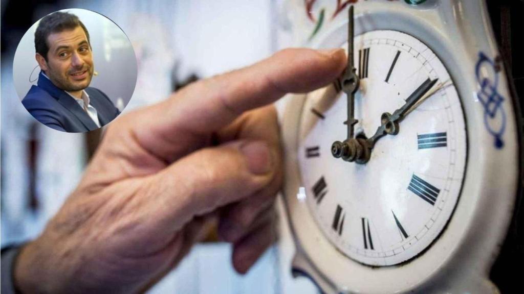 Carlos Cagigal y una imagen de un reloj analógico.