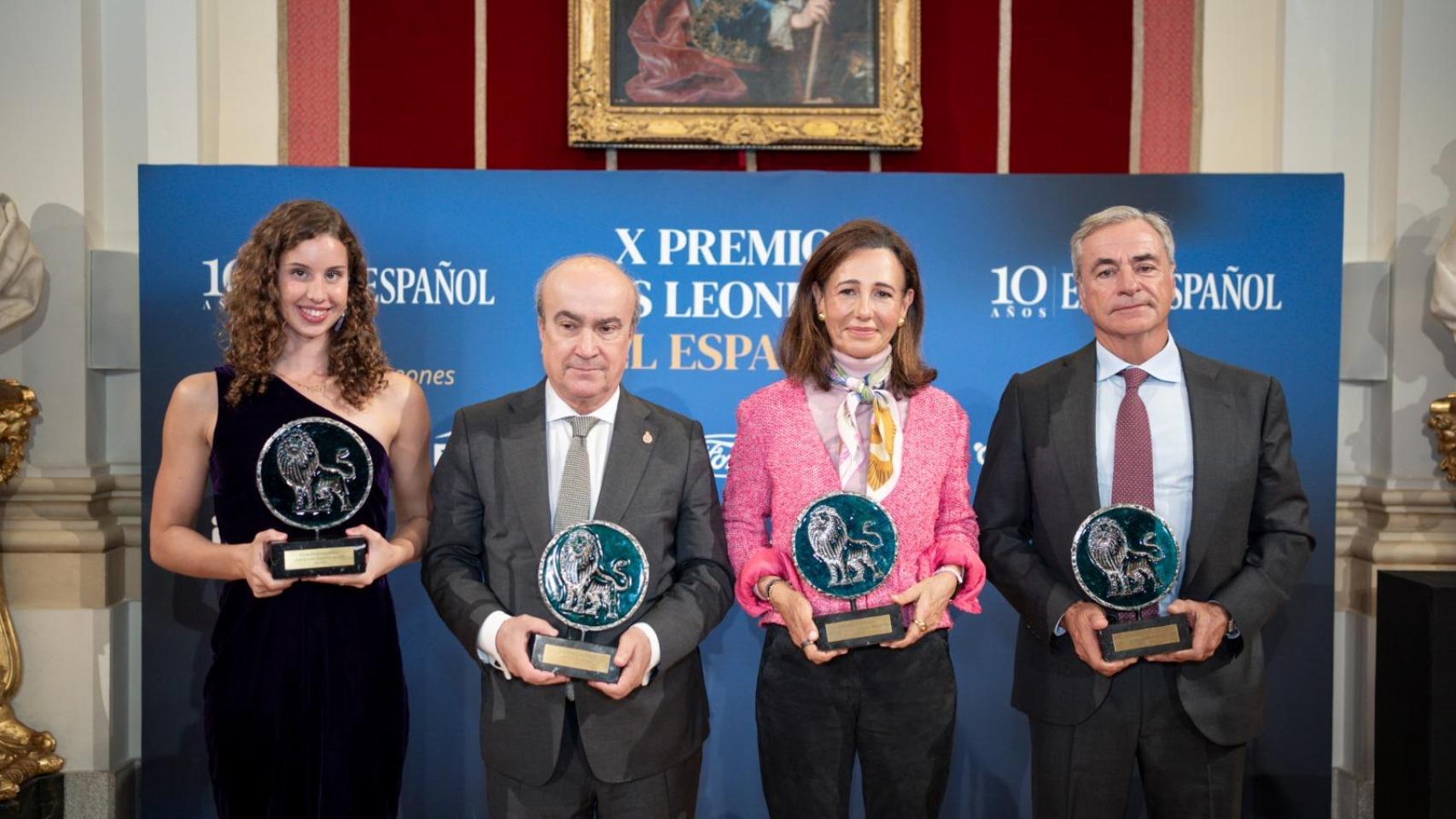 De izquierda a derecha: la nadadora Iris Tió, el secretario general de la OEI, Mariano Jabonero, Ana Botín y Carlos Sainz.