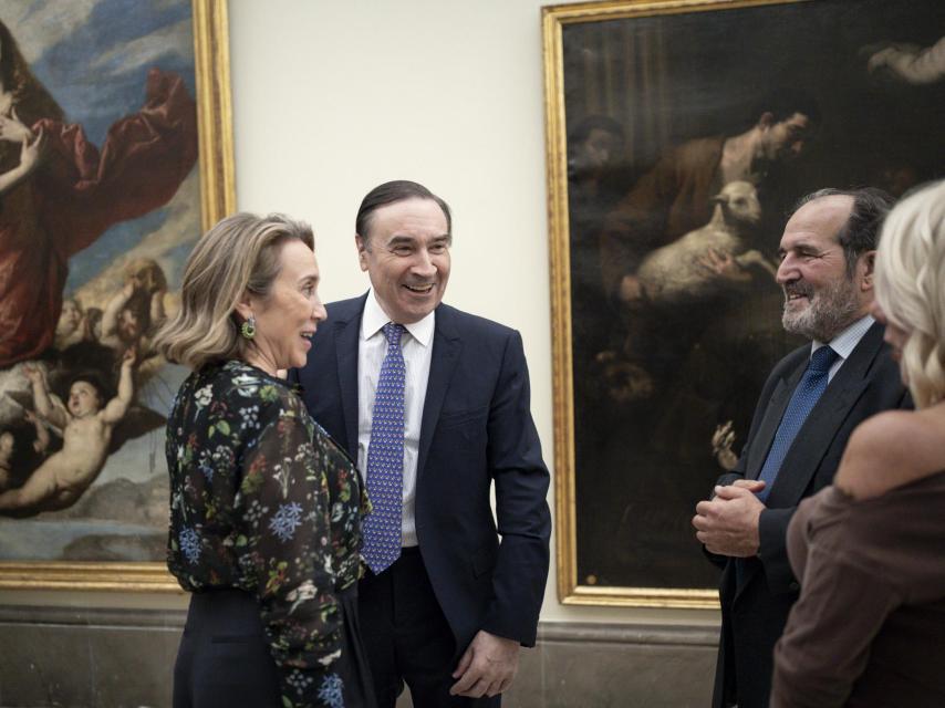 La vicesecretaria general del PP, Cuca Gamarra, conversa con el director de El Español, Pedro J. Ramírez, y el presidente de la Sala Segunda Tribunal Supremo, Andrés Martínez Arrieta.