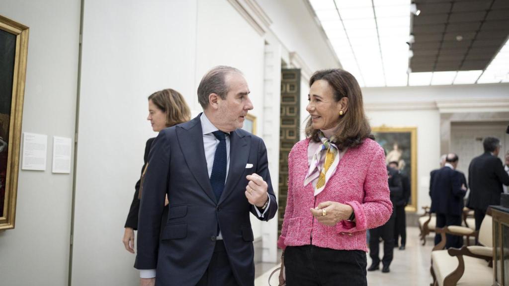 Héctor Grisi, CEO de Santander y Ana Botín, presidenta del Santander, conversan tras la entrega de los X Leones de EL ESPAÑOL.