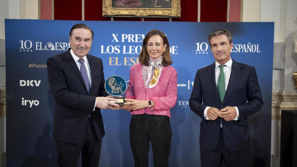De izquierda a derecha: Pedro J. Ramírez, presidente ejecutivo y director de EL ESPAÑOL; Ana Botín, presidenta de Banco Santander, y Federico Linares, presidente de EY, en los X premios Los Leones de EL ESPAÑOL