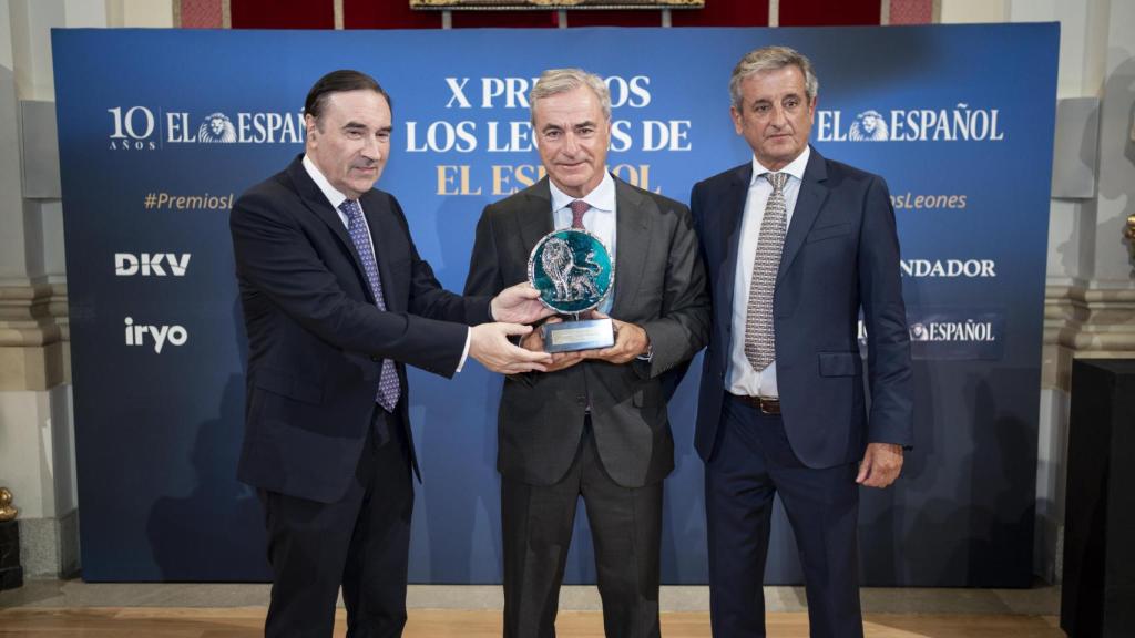 De izquierda a derecha: Pedro J. Ramírez, Carlos Sainx y Luis Moya, en los X premios Los Leones de EL ESPAÑOL