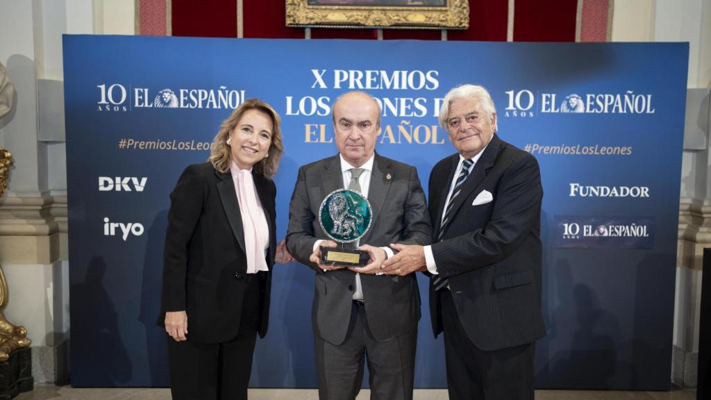 De izquierda a derecha: Nieves Segovia, presidenta de SEK Education Group;  Mariano Jabonero, secretario general  de la OEI, y  Luis Alberto Lacalle, expresidente de Uruguay, en los X premios Los Leones de EL ESPAÑOL.
