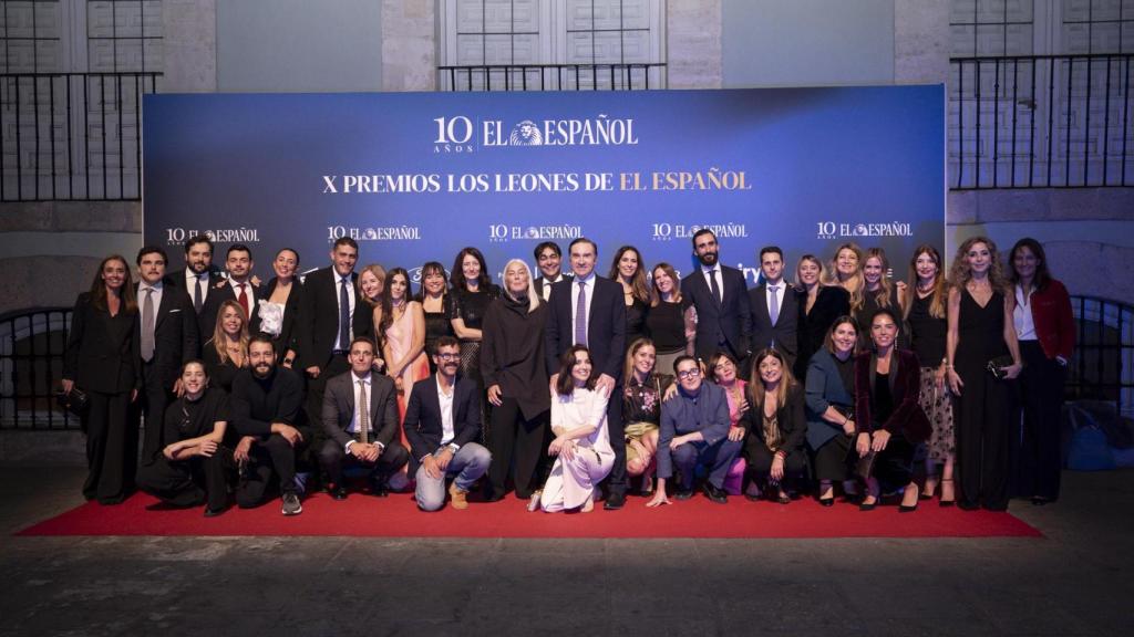 Pedro J. Ramírez, Cruz Sánchez de Lara y Mamen Vázquez junto al equipo de El Español.