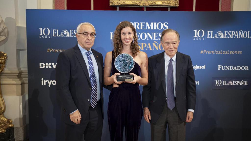 De izquierda a derecha: Alejandro Blanco, presidente del COE, Iris Tió, deportista; y Gregorio Marañón, presidente del Teatro Real, en los X premios Los Leones de EL ESPAÑOL.