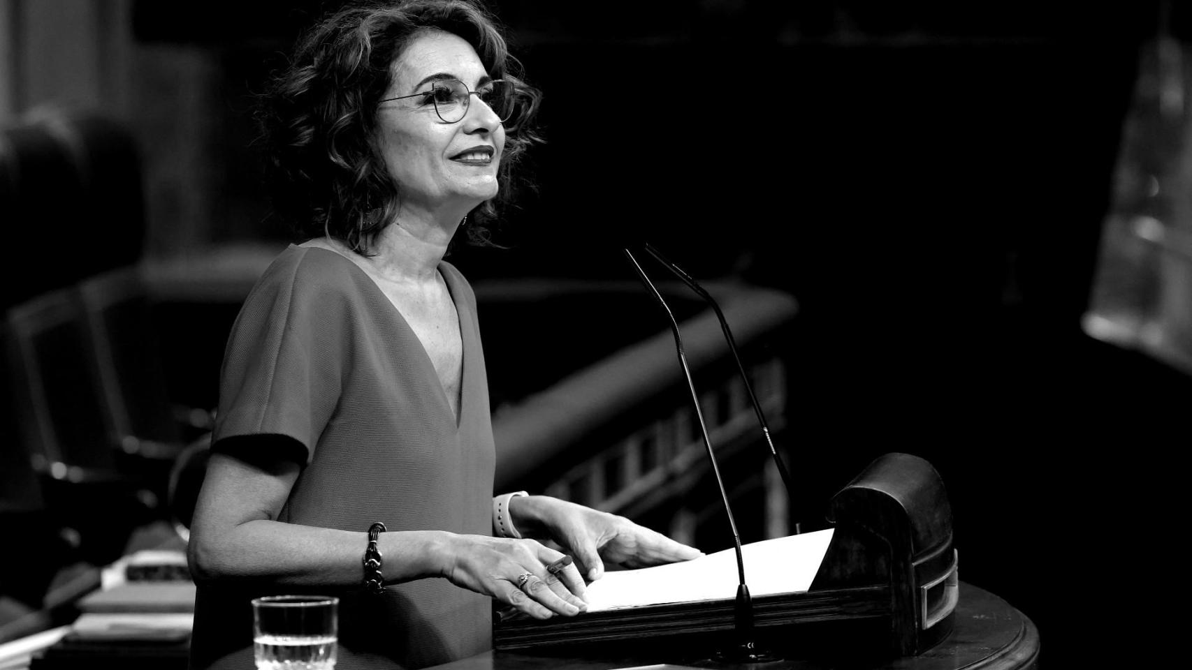 La vicepresidenta primera y ministra de Hacienda, María Jesús Montero, interviene durante una sesión plenaria, en el Congreso