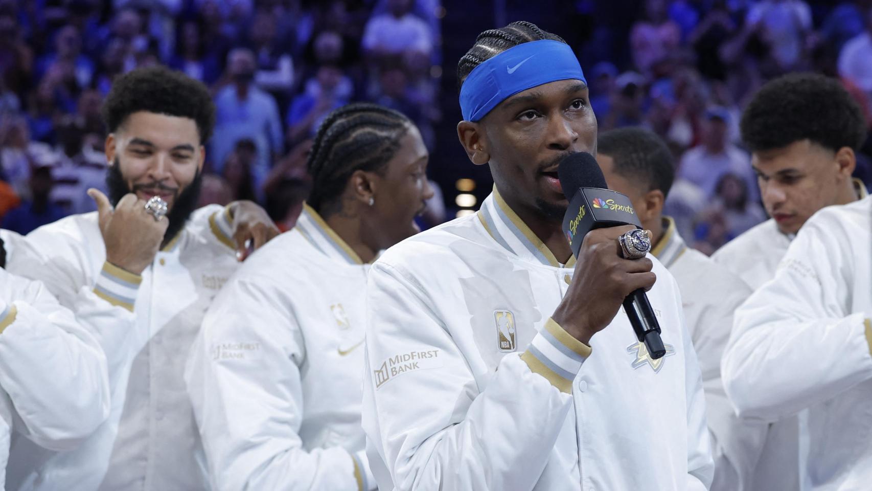 Shai Gilgeous-Alexander, al micrófono con el anillo de campeón de la NBA ya en su mano
