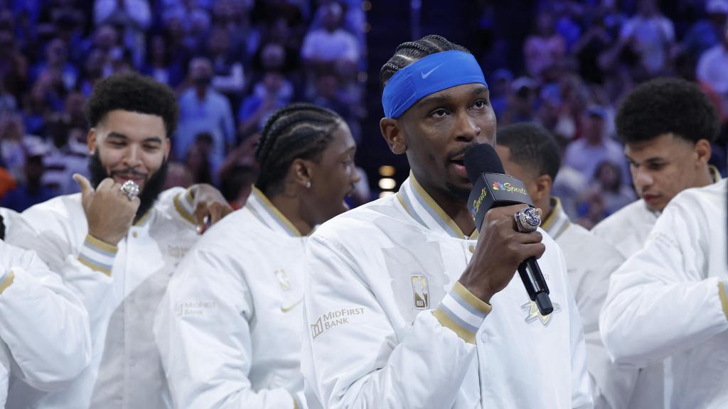 Shai Gilgeous-Alexander, al micrófono con el anillo de campeón de la NBA ya en su mano