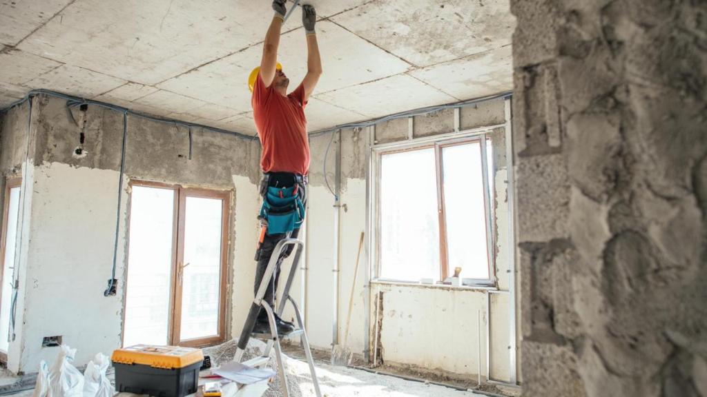 Un hombre reformando una casa.