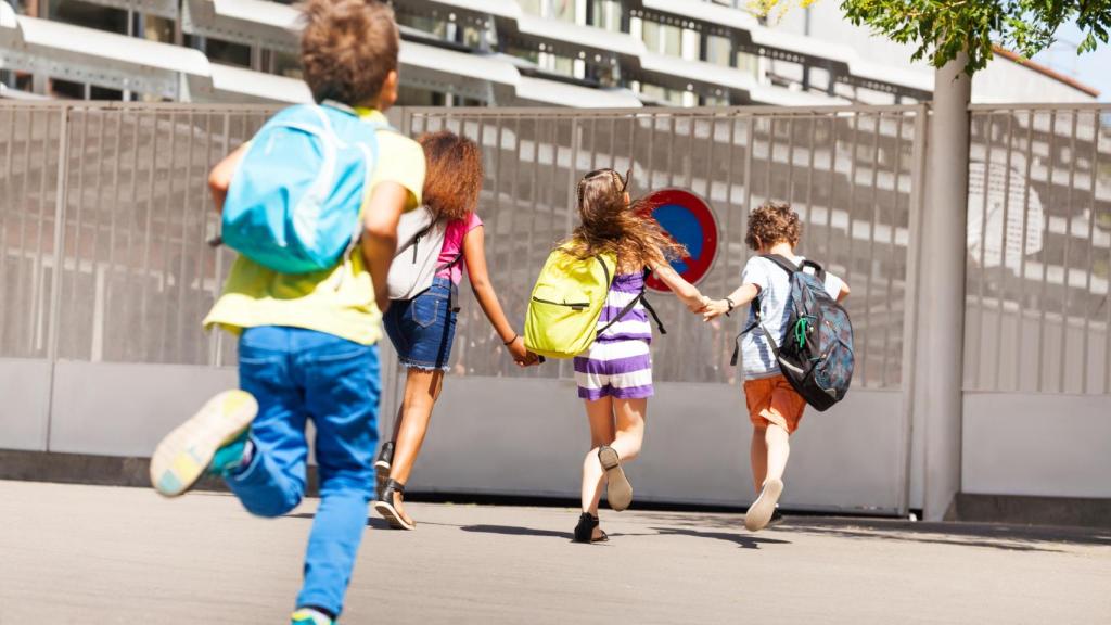 Un grupo de niños va a la escuela