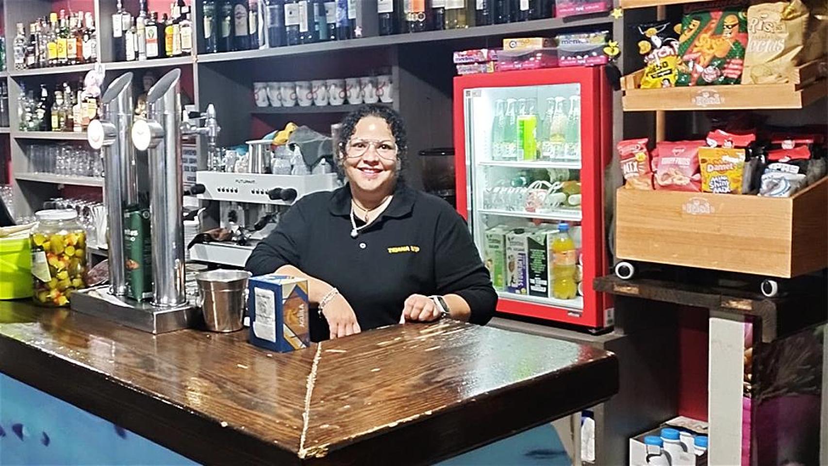 Triana en su bar de Villalar de los Comuneros