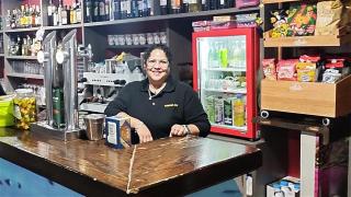 Triana en su bar de Villalar de los Comuneros