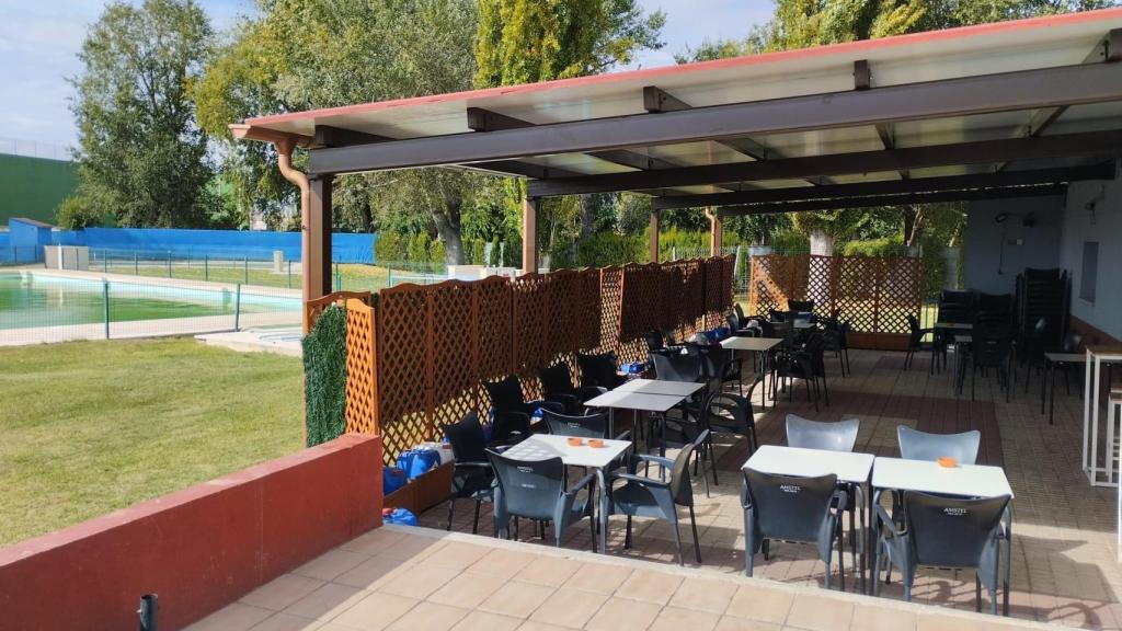 El Bar La Posada del Agua junto a las piscinas de Villalar