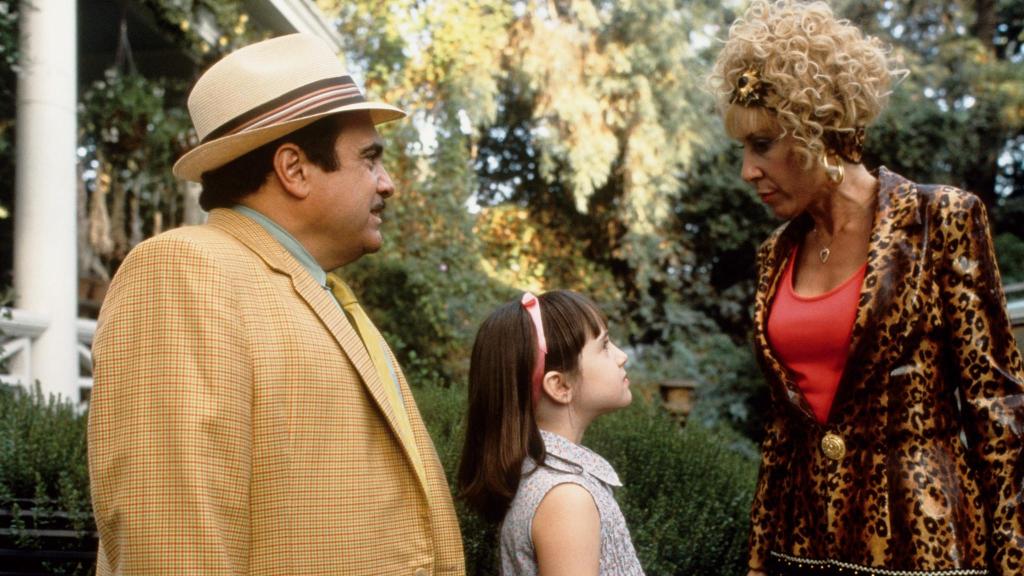 Harry Wormwood (Danny DeVito), Matilda (Mara Wilson) y Zinnia Wormwood (Rhea Perlman) en 'Matilda' (Danny DeVito, 1996).