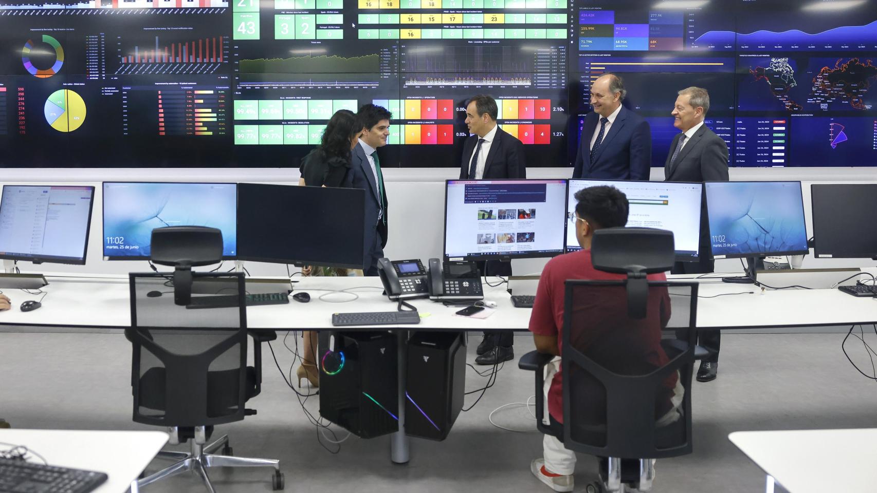 El Centro Regional de Operaciones de Ciberseguridad de la Comunidad de Madrid durante la visita del Consejero de Digitalización, Miguel López-Valverde.