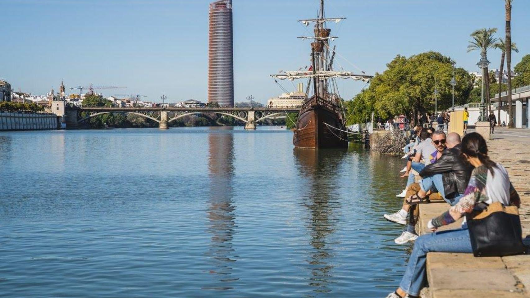 Imagen del puente de Triana y la Torre de Sevilla.