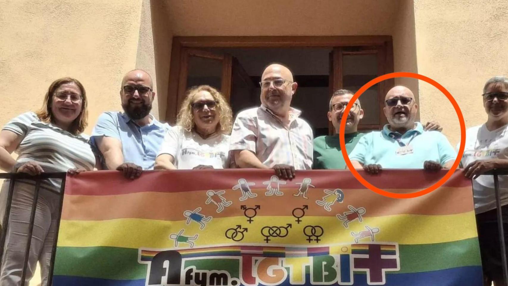 El vocal fundador de Anem Vila-Real, Manu Rubert, antes de fundar el partido, asiste a la colocación de la bandera LGTBI en el pasado día del Orgullo, en un acto junto a otros concejales del Ayuntamiento de Villareal y miembros de Afym.