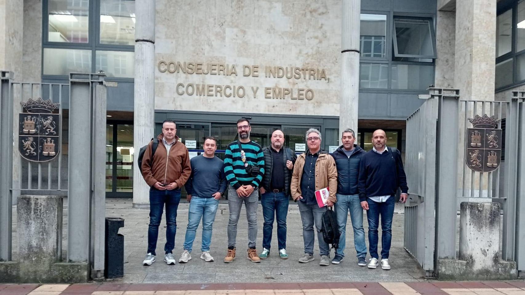 Representantes de UGT tras la reunión mantenida con el director general de Trabajo de la Junta por el futuro de Benteler en Venta de Baños