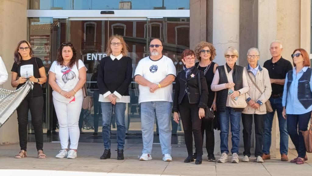 Manu Rubert (c) y Soraya Porta (3i) participan en el acto por la paz en Palestina convocado por el Ayuntamiento de Villareal.
