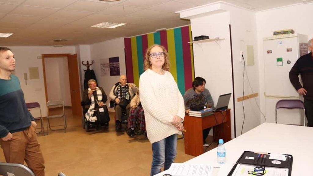 Soraya Porta, presidenta de Afym.LGTBI+ y número dos vocal de Anem Vila-Real, impartiendo un taller sobre identidad de género en 2023.