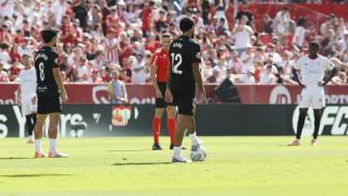 Jugadores de Sevilla y Mallorca protestan contra el partido en Miami