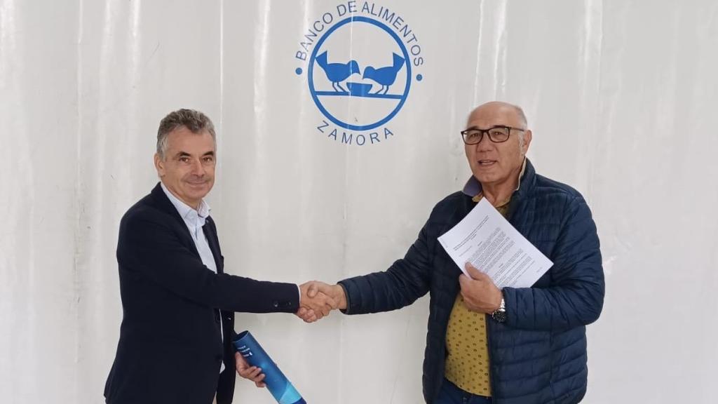 El director de Aquona en Zamora, Jesús García del Valle, y el presidente del Banco de Alimentos de Zamora, Andrés Rincón